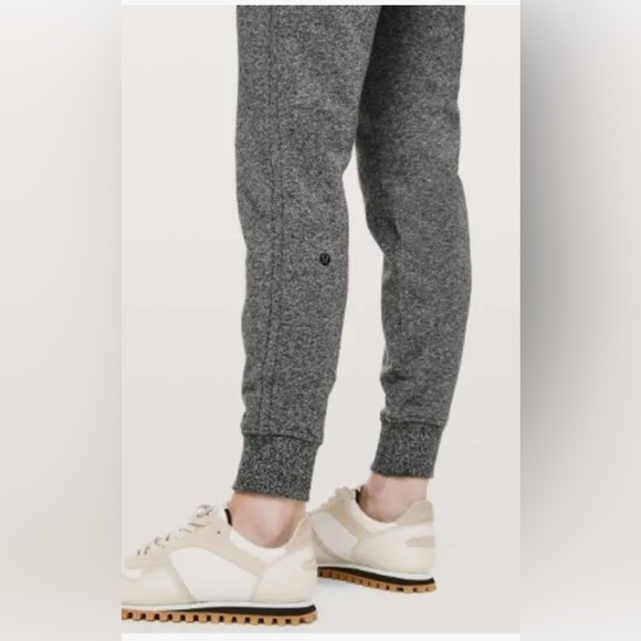 NWOT WOMENS LULULEMON WARM DOWN JOGGER IN HEATHERED CORE GRAY SIZE 4 - Picture 3 of 10